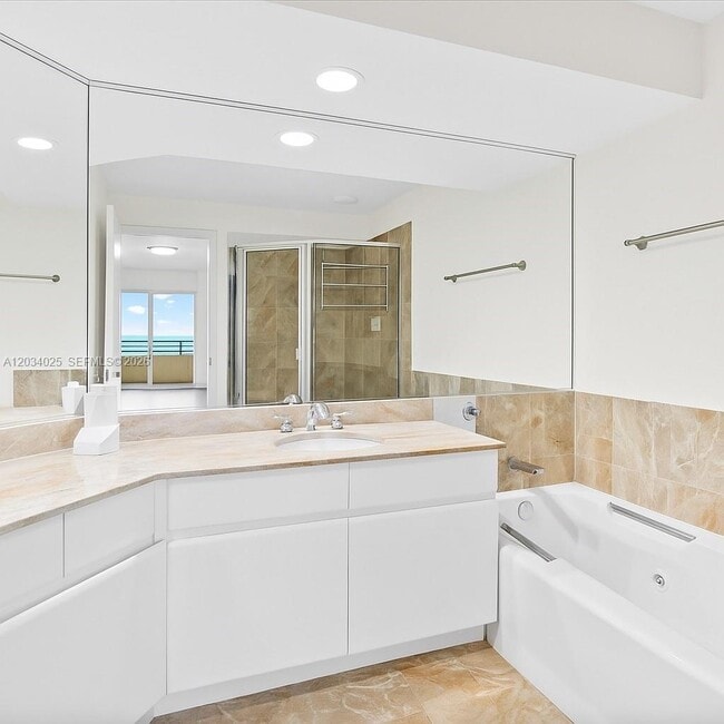 Building Photo - 888 Brickell Key Dr