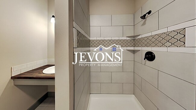 Building Photo - Spacious 4-bedroom home with fully equippe...
