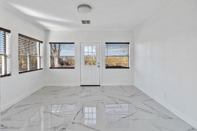 Building Photo - 4/3 Lakefront Home for Rent – 1 Acre – Near College Park & Downtown Orlando