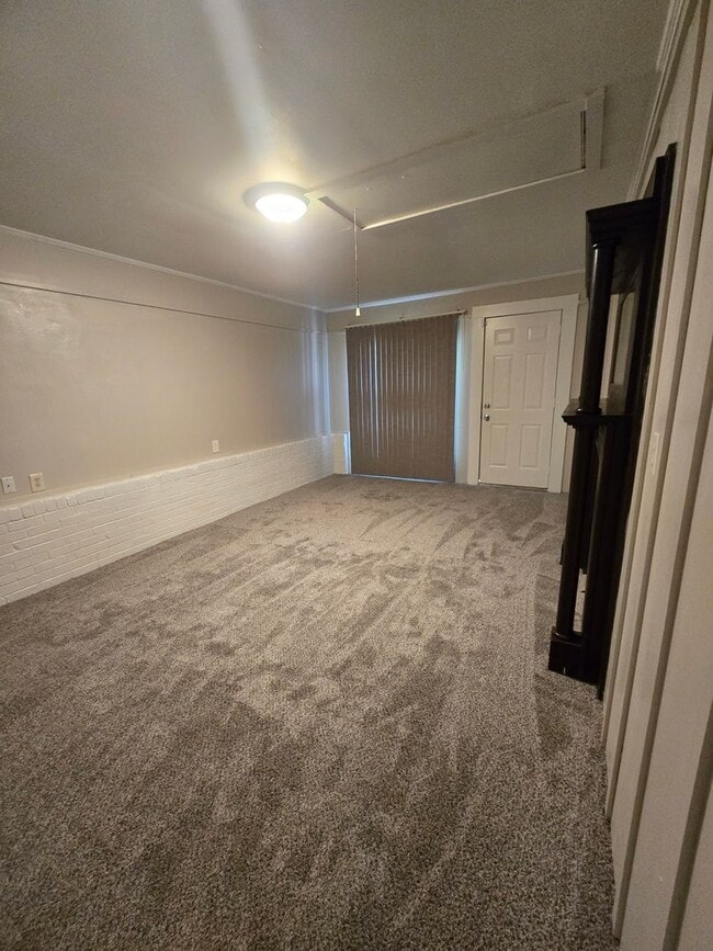 Building Photo - 3 bedroom 2 bathroom