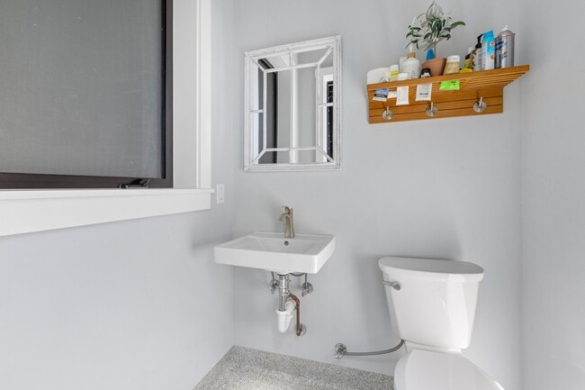 Building Photo - 940 Greenbriar Dr