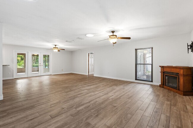 Building Photo - Welcome to your Pool/Lake Home!