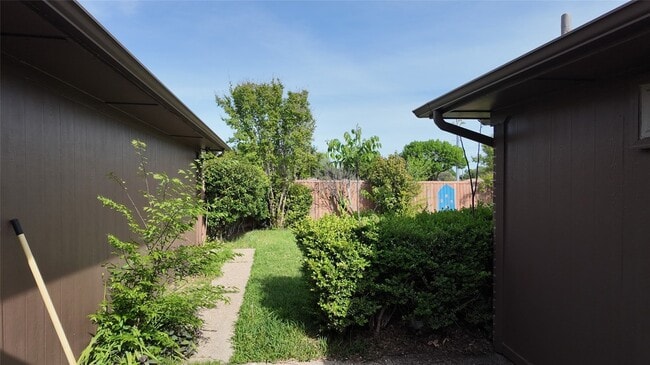 Building Photo - 613 Palomar Ln