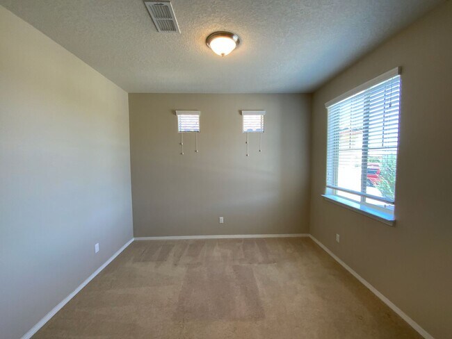 Building Photo - 3 Bedroom Single Story Home in Loma Colora...