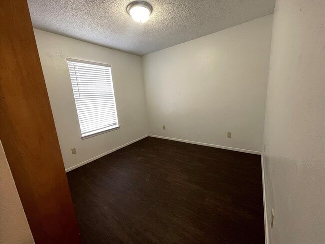 Building Photo - 1925 Castle Gate Cir