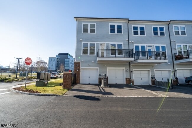 Building Photo - 8 Jessica Ln