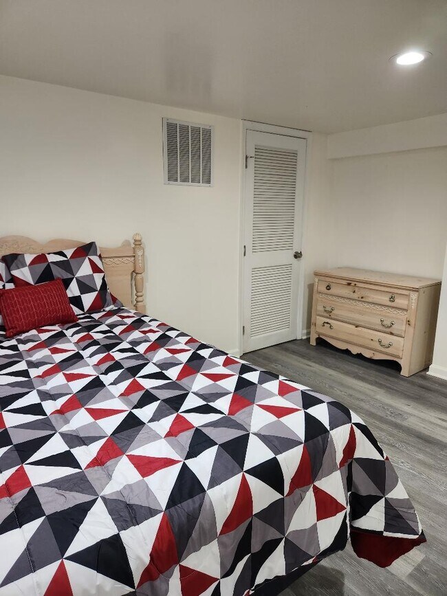 Building Photo - 2701 Woodsdale Ave