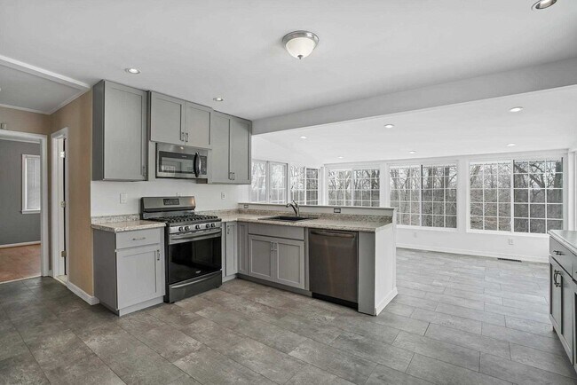 Building Photo - 19 Ridgeview Rd
