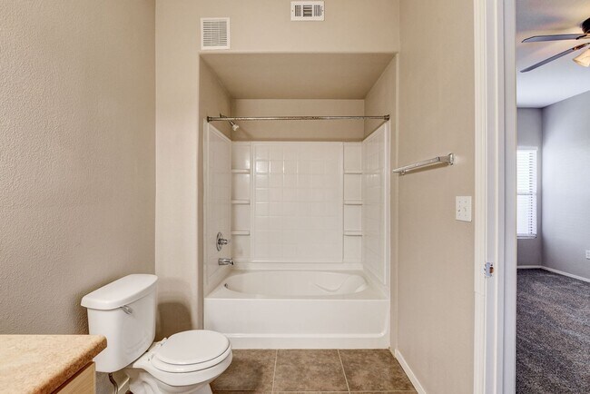Building Photo - Beautiful downstairs 3 bdrm 2 Bath Condo w...