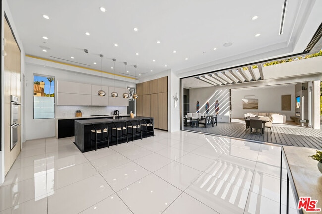 Building Photo - 4458 Mammoth Ave