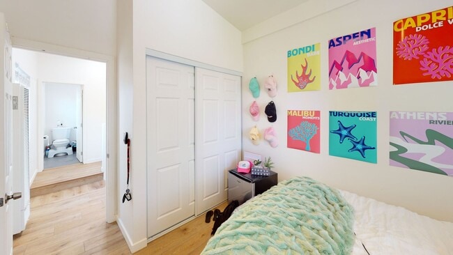 Building Photo - Private turfed yard!