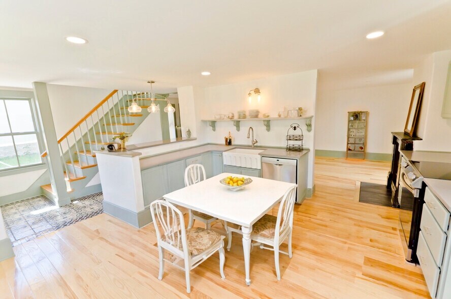 Staged Kitchen - 25 Genesee St