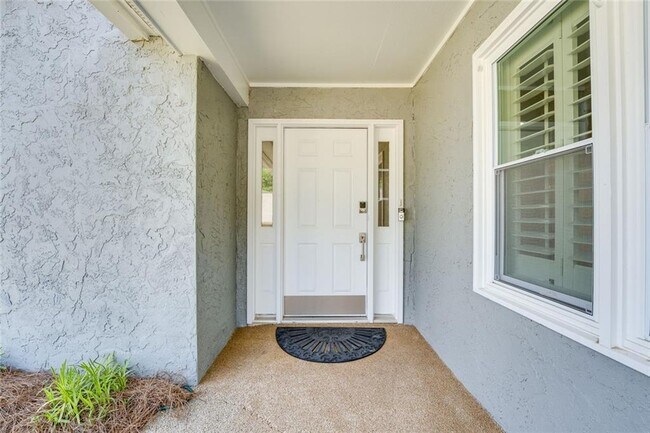 Building Photo - 35 Ashleigh Terrace NE