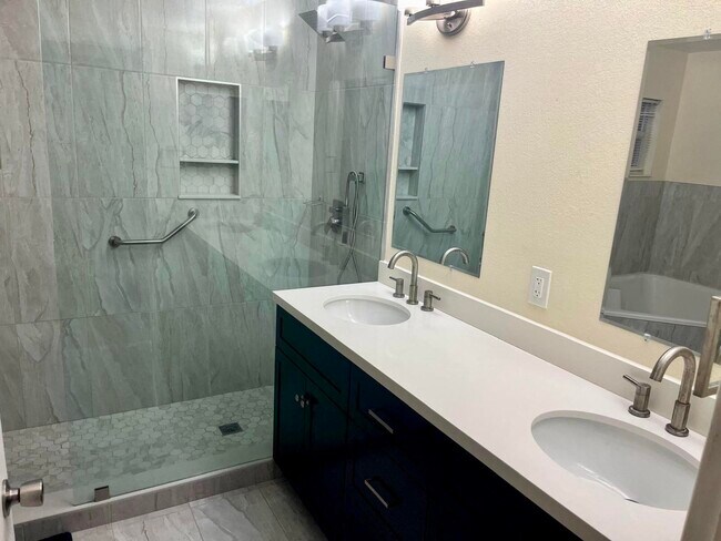 Building Photo - 1622 S Club Dr