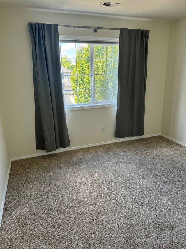 Building Photo - Beautiful 3 Bedroom in Grand Oaks Neighbor...