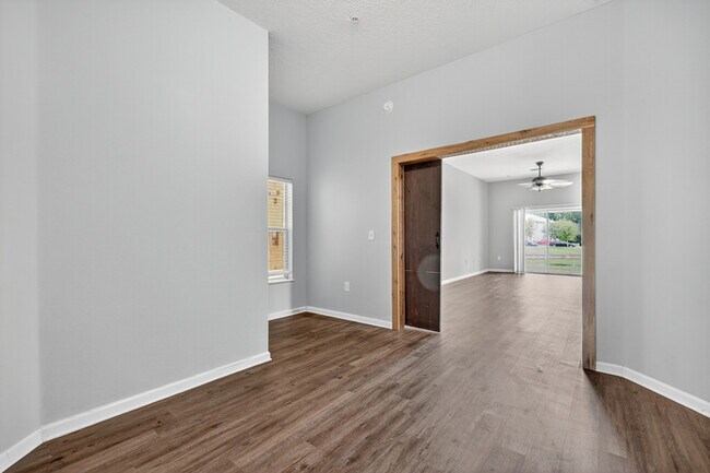 Building Photo - 209 Larkin Pl