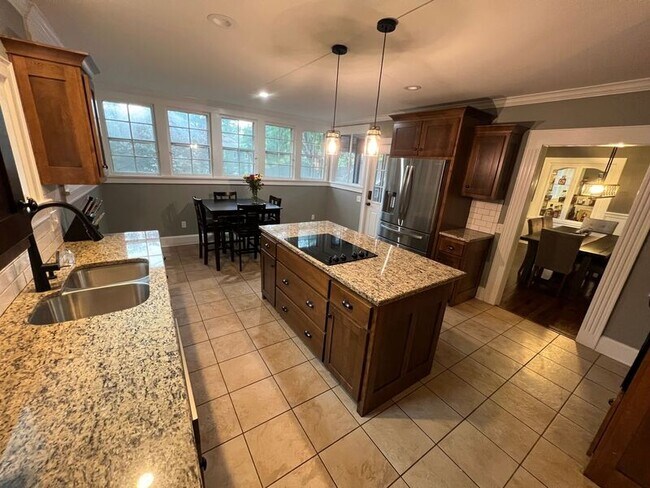 Building Photo - 616 W 63rd St