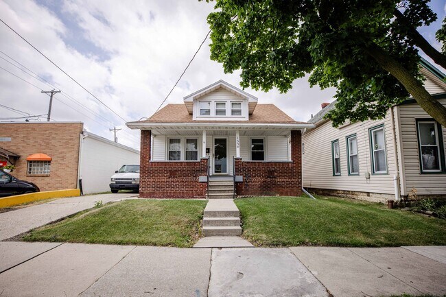 Building Photo - Beautiful Two Bedroom home with large upstairs bonus room. New appliances, washer and dryer, many...