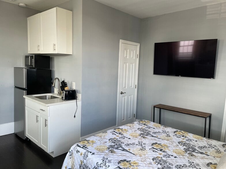 Toward attached bathroom - 31 Nassau St