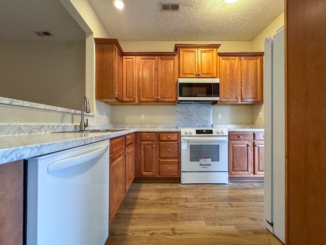 Building Photo - 3 Bed 2.5 Bath Townhome with New Flooring and Paint