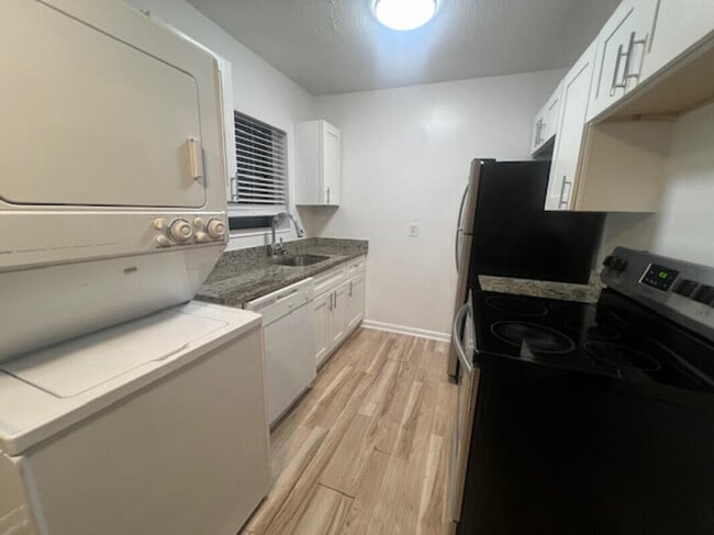 Building Photo - 401 S Lakeside Dr