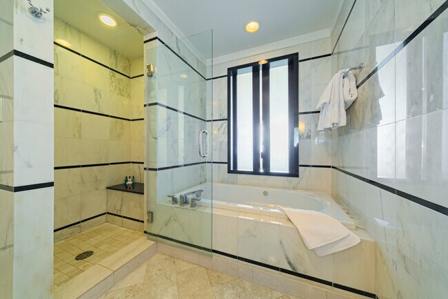 Building Photo - 4391 Collins Ave