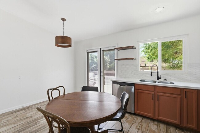 Building Photo - 1329 E Cholla St