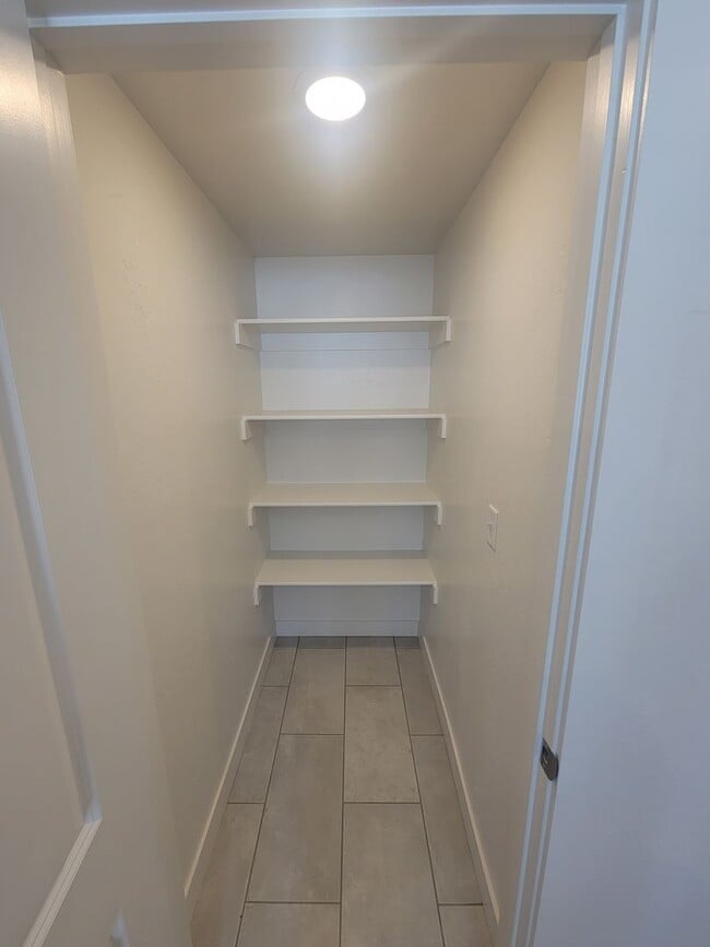 Building Photo - GORGEOUS Spacious Town Home