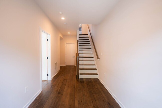 Building Photo - Luxury Reston Rental