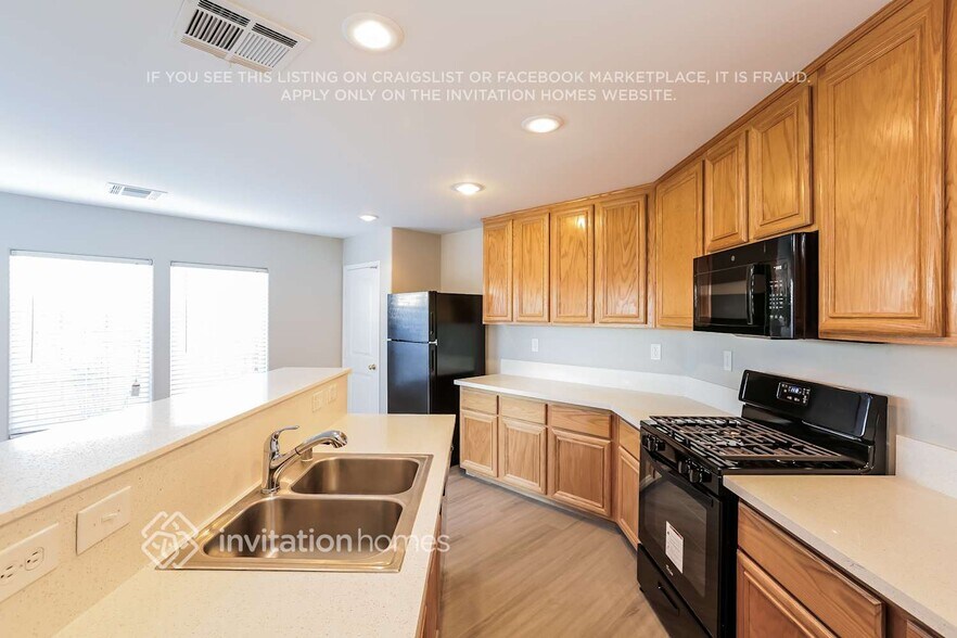 Building Photo - 4820 Golden Shimmer Ave