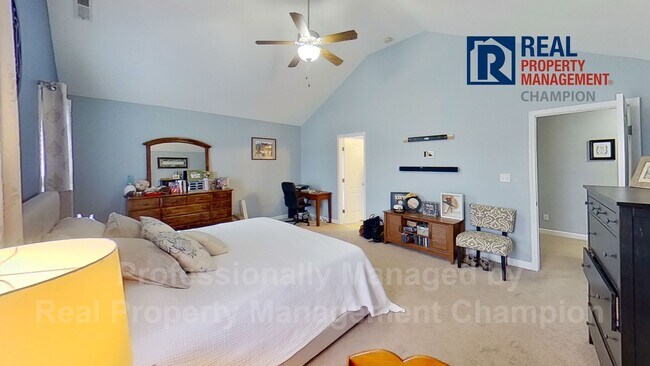 Building Photo - Spacious Executive Home on Friendly Cul-de...