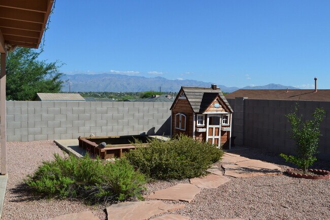 Building Photo - Bright & Spacious 3-Bedroom Tucson Rental with Low-Maintenance Backyard
