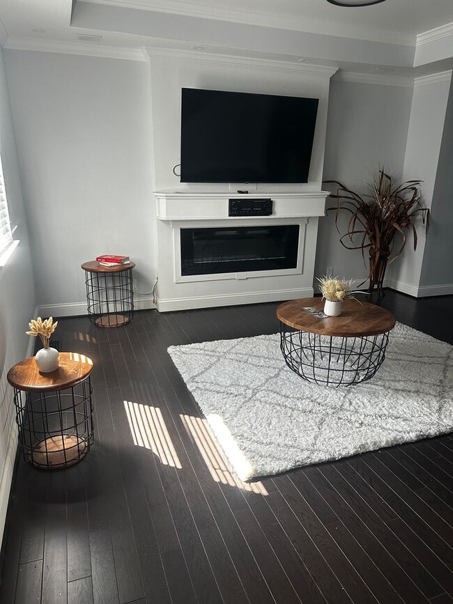 Building Photo - Beautiful newly renovated home in the Midd...