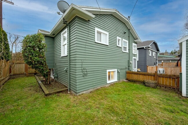 Building Photo - Charming 3 Bedroom/2 Bath Craftsman Home for Lease in Phinney/Greenlake