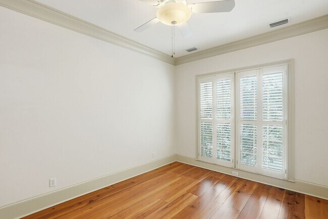 Building Photo - 3 BED | 4 BATH | TWO CAR GARAGE | HISTORIC DISTRICT TOWNHOME