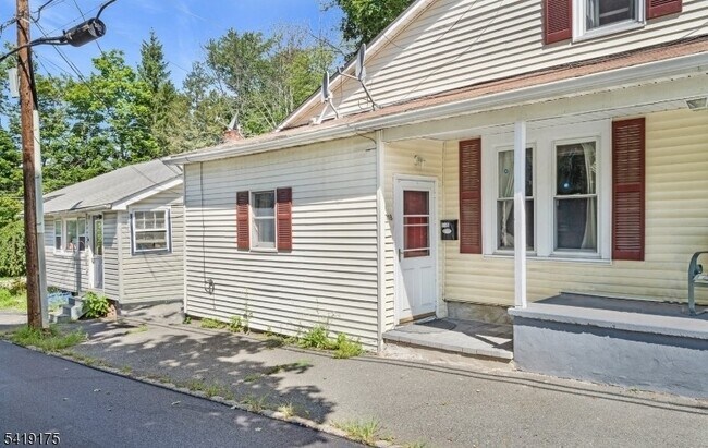 Building Photo - 11 Mabie St