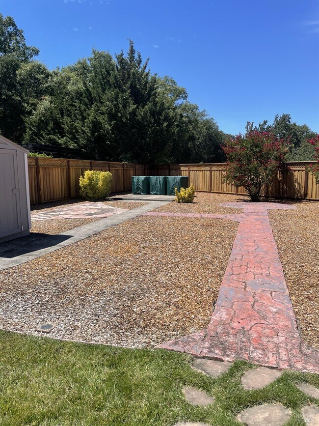 Building Photo - 201 Spur Ridge Ln