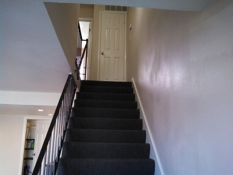 Building Photo - 3847 Benview Ave