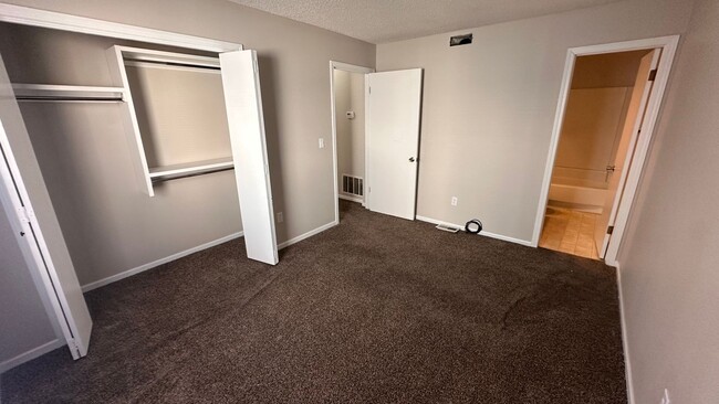 Building Photo - $1195 - 3 bed 2 bath - Apartment located i...