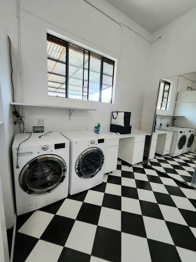 Building Photo - Spacious North Hollywood Home with Guest S...