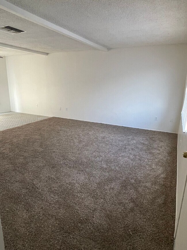 Building Photo - VALHALLA DRIVE 900 #B
