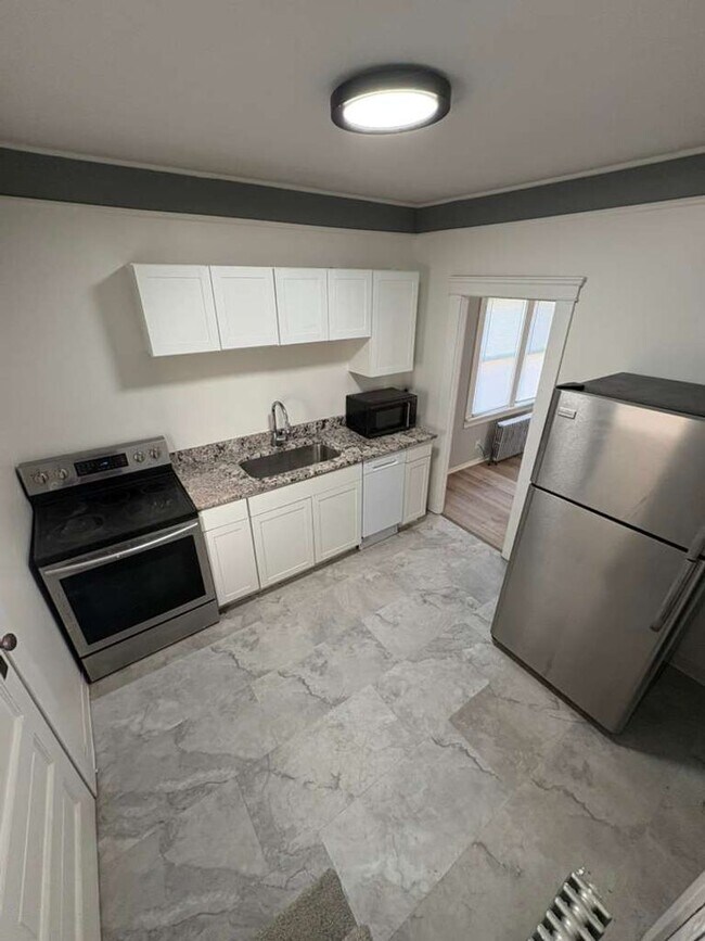 Building Photo - Cozy & Convenient Euclid Home Near Lake Erie