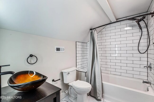 Building Photo - 1287 E Harper Ave