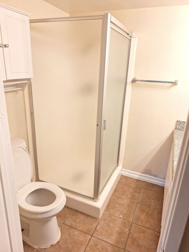 Building Photo - Redlands 2 bedroom 2 bath downstairs unit with large patio