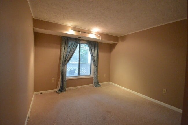 Building Photo - Updated Terrace Level 2 BR/ 2 BA Condo in ...