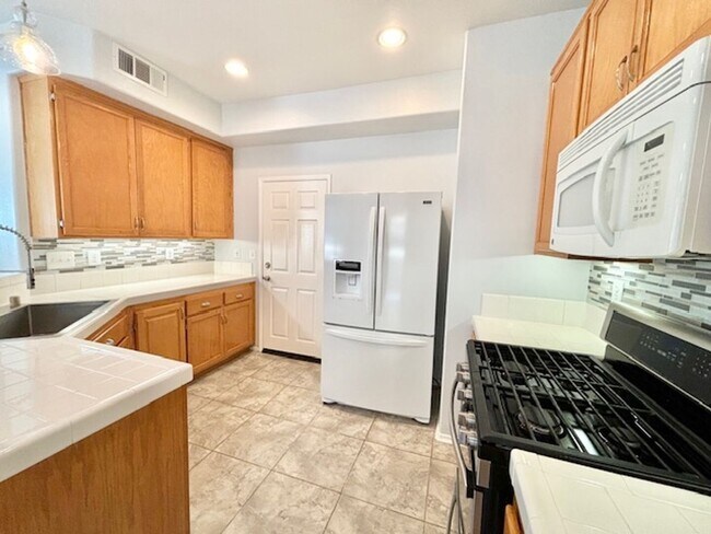 Building Photo - Oxnard | Seabreeze Gated Community | 3 Bedroom + 2.5 Bathroom | Corte Las Holas