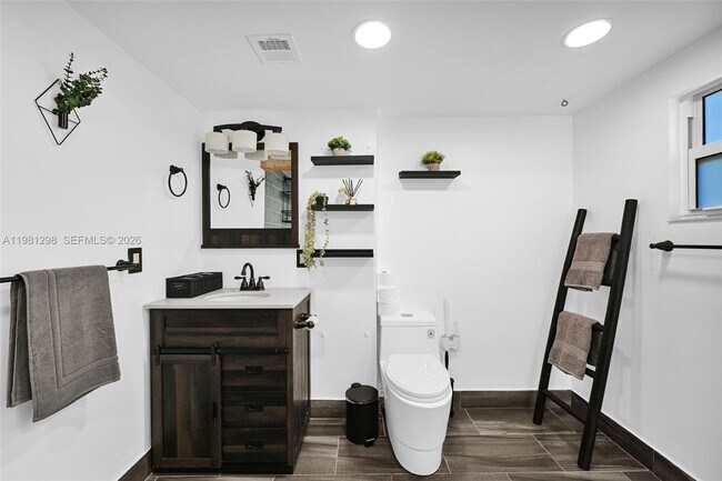 Building Photo - 1328 N Andrews Ave