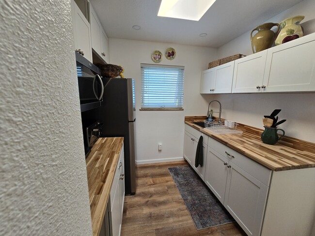 Building Photo - 819 Hymettus Ave