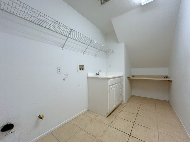 Building Photo - Beautiful, 2-Story 4-Bedroom Home on a Cul...