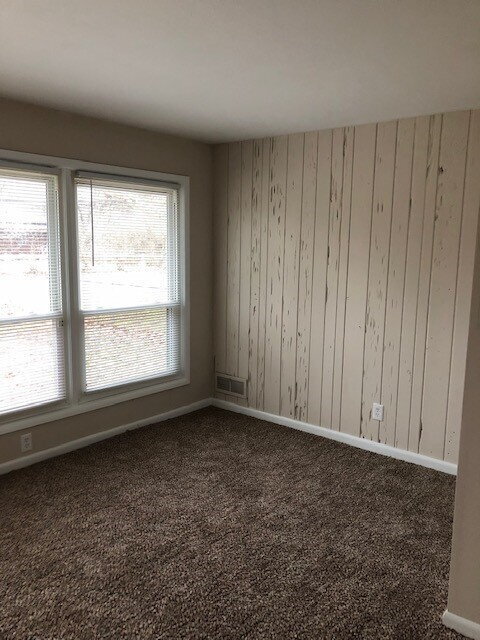 Building Photo - WEST SIDE UPDATED 4 BEDROOM AVAILABLE TODAY!